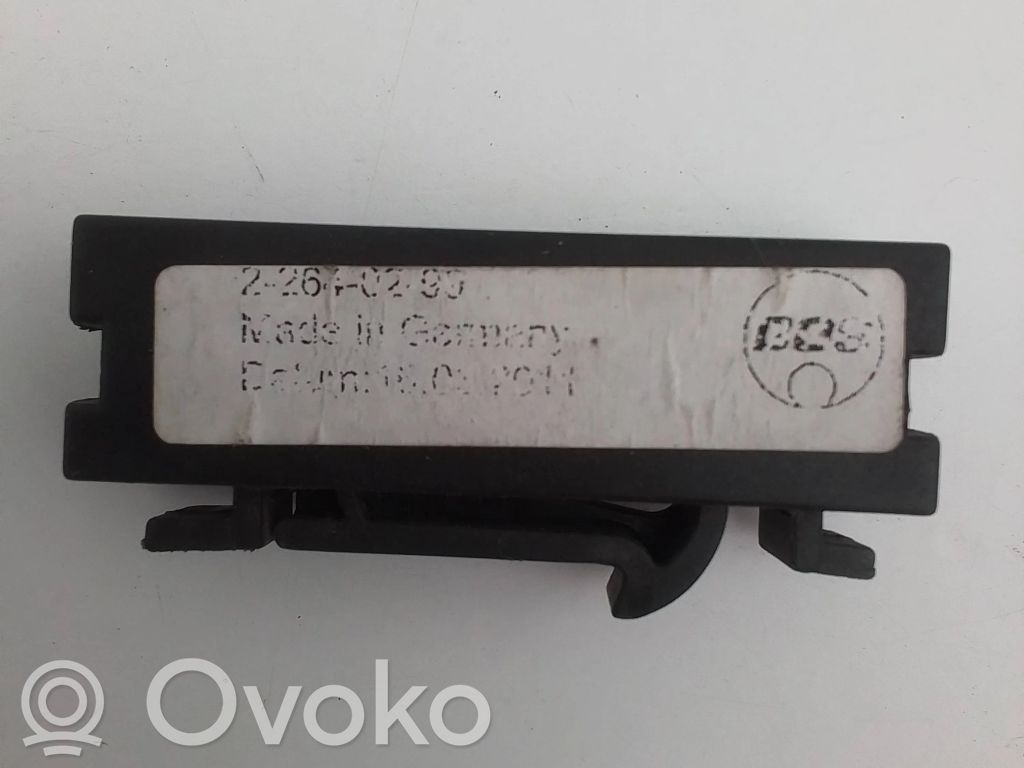 Opel Insignia A Mocowanie półki/rolety bagażnika 