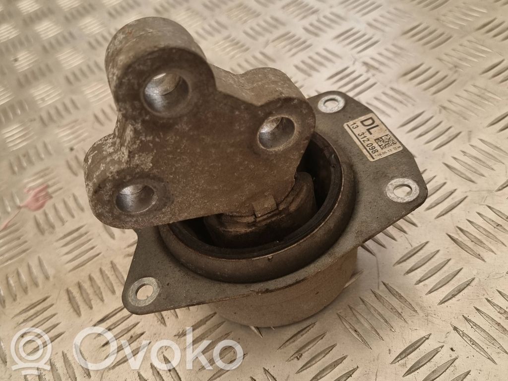 Opel Insignia A Engine mount bracket 