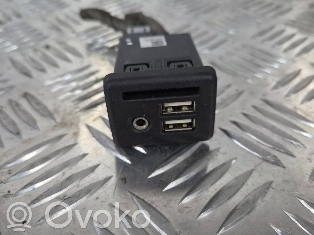 Opel Insignia A USB socket connector 