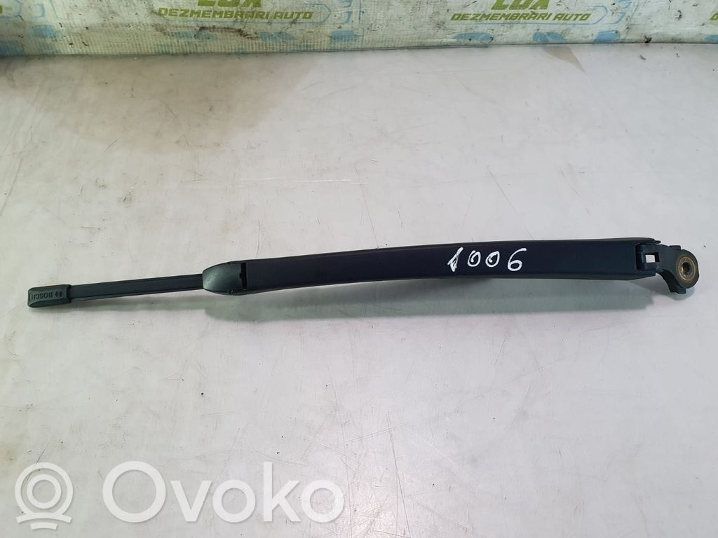 Volkswagen PASSAT B7 Brazo del limpiaparabrisas trasero 
