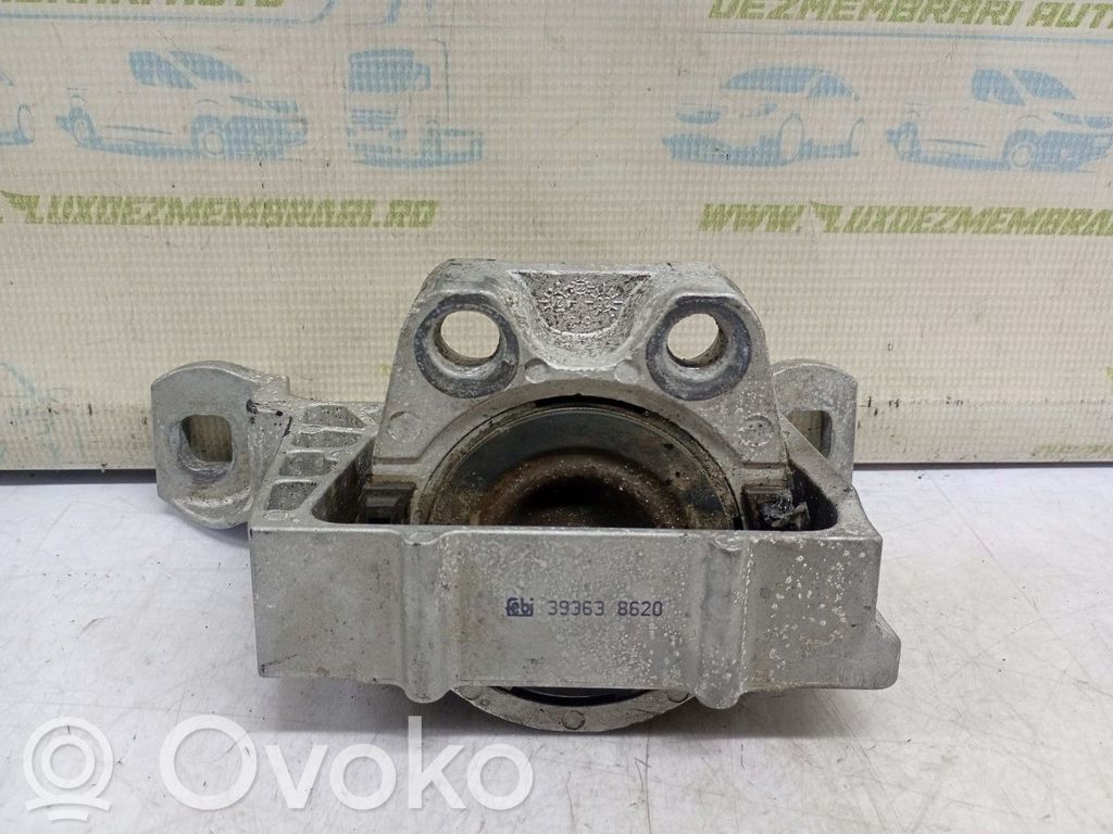 Ford Focus Engine mounting bracket 