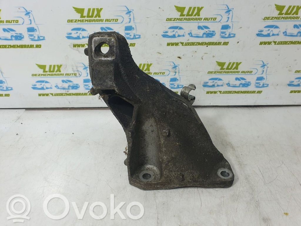 Variklio tvirtinimo kronšteinas   6764574