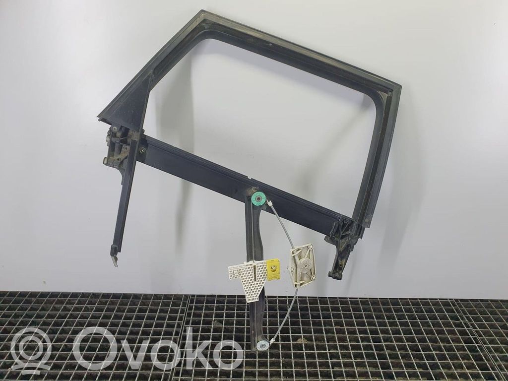 Audi A3 S3 8P Ramka szyby drzwi tylnych 