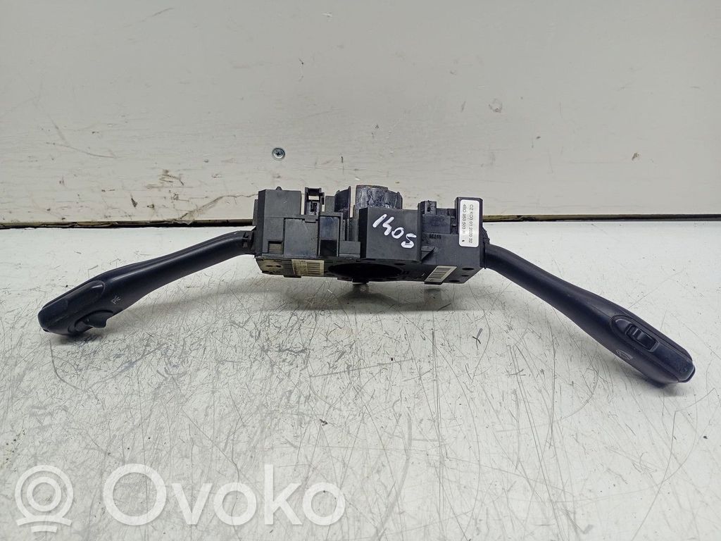 Volkswagen PASSAT B5.5 Boutons / interrupteurs volant