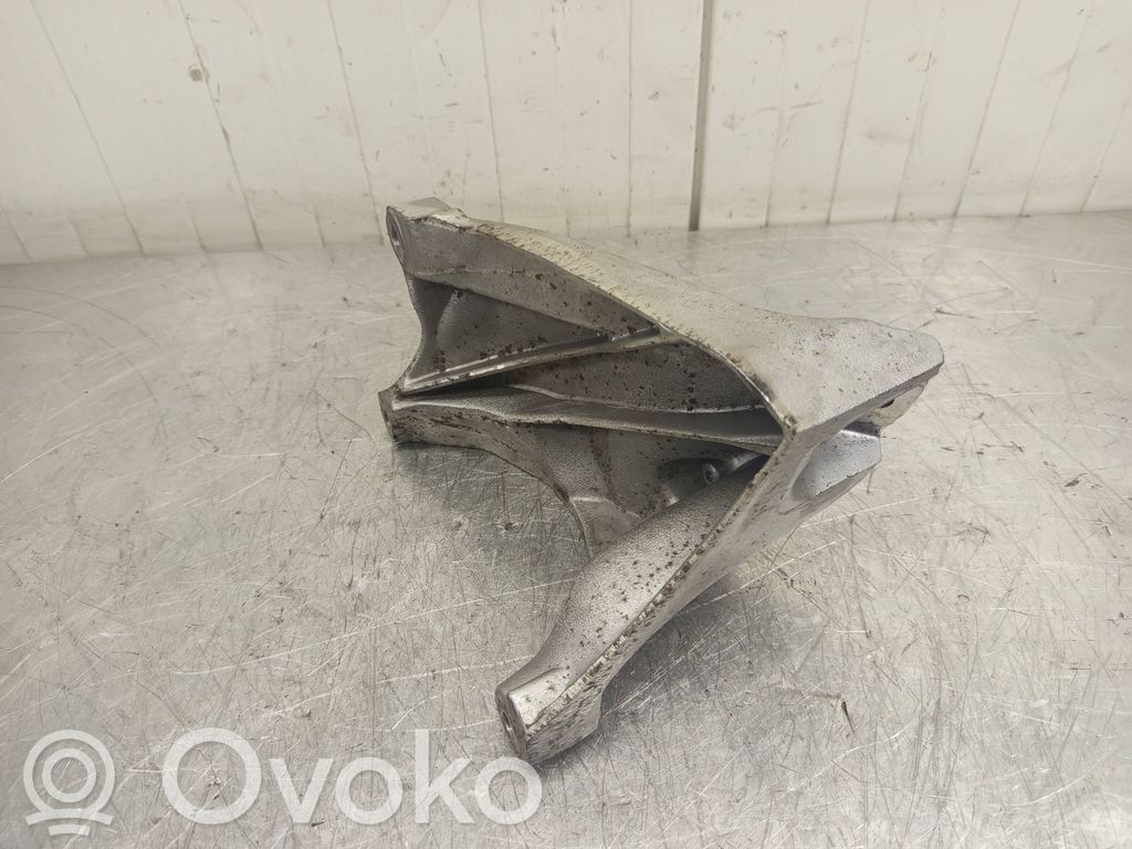 Porsche Cayenne (92A) Engine mounting bracket 