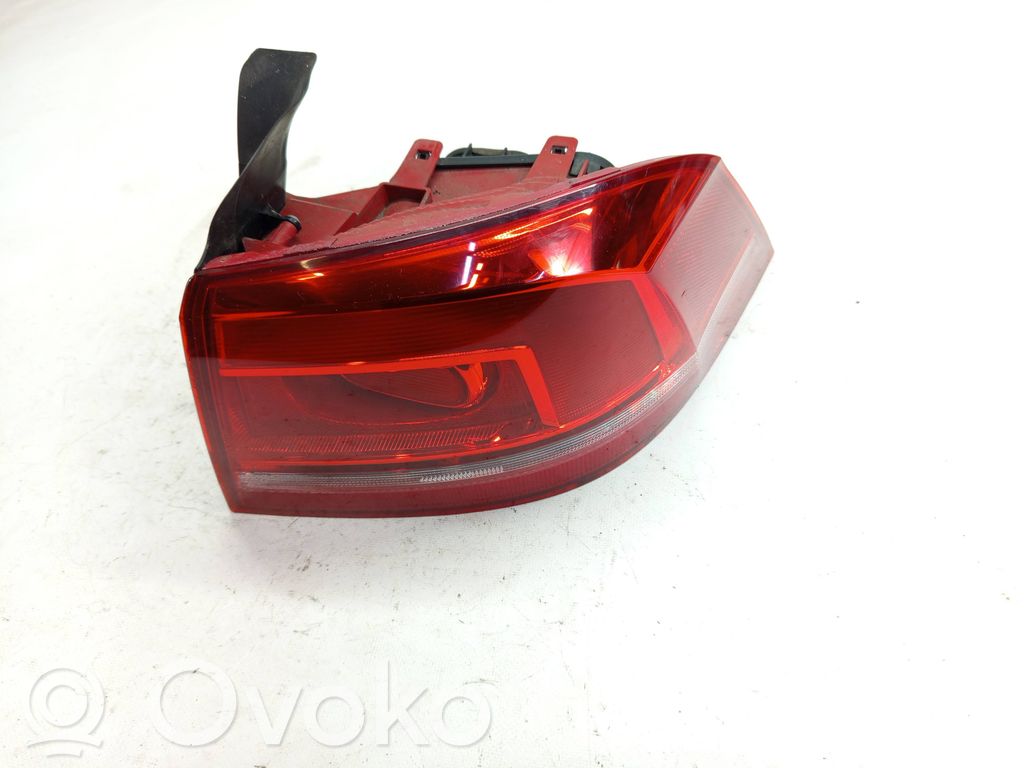Volkswagen PASSAT B7 Lampa tylna 