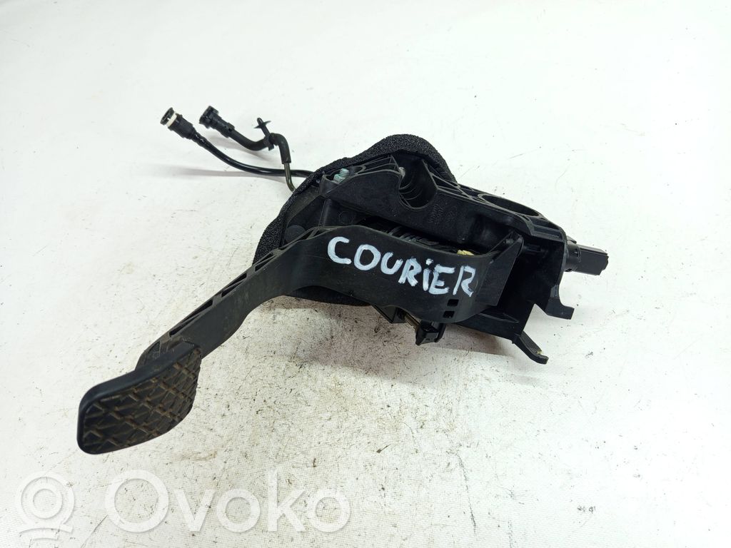 Ford Turneo Courier Sajūga pedālis 