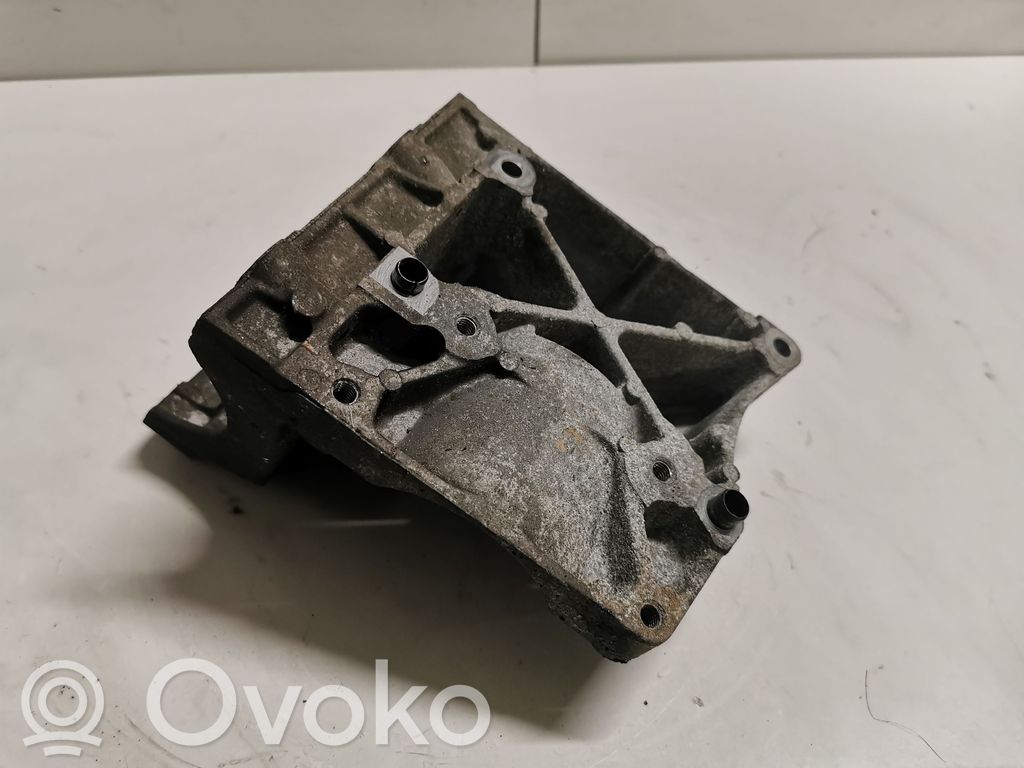 Volvo S40 Engine mounting bracket 