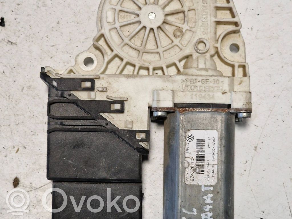 Volkswagen PASSAT B6 Silniczek podnoszenia szyby drzwi tylnych 