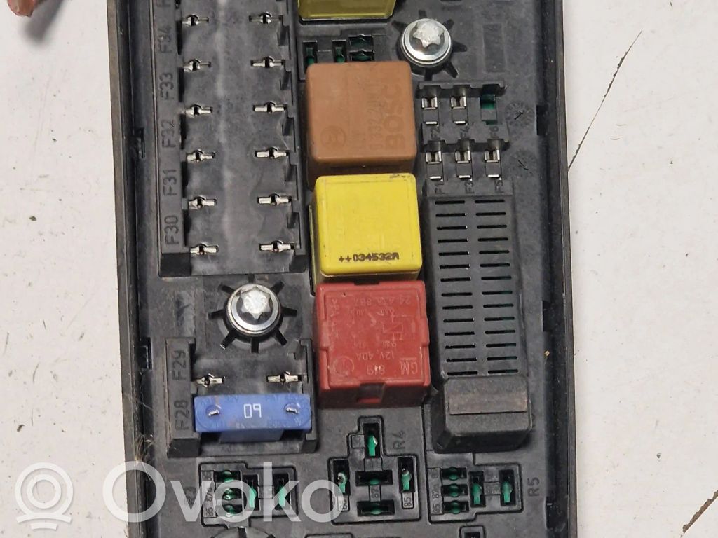 Opel Vectra C Ramka / Moduł bezpieczników 
