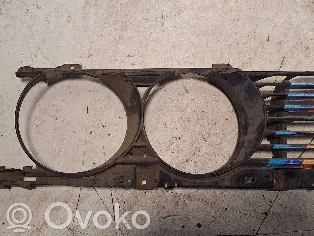 BMW 5 E34 Augšējais režģis 