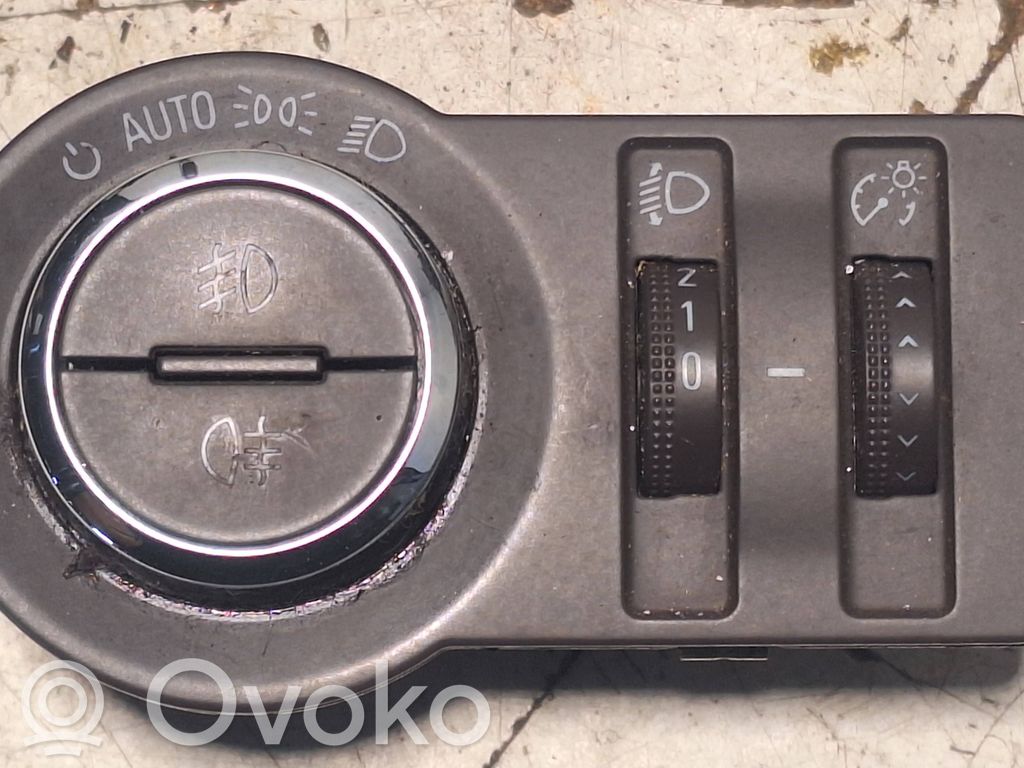 Light switch   13268720