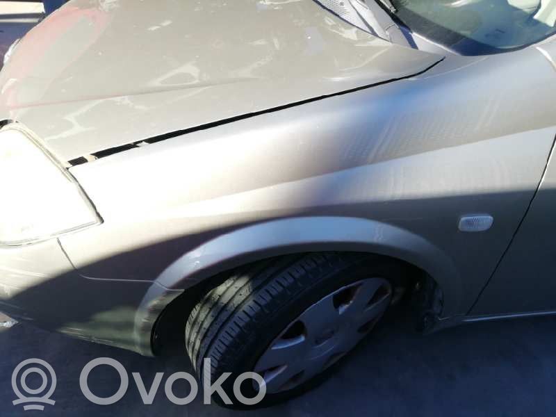 Nissan Primera Błotnik przedni 