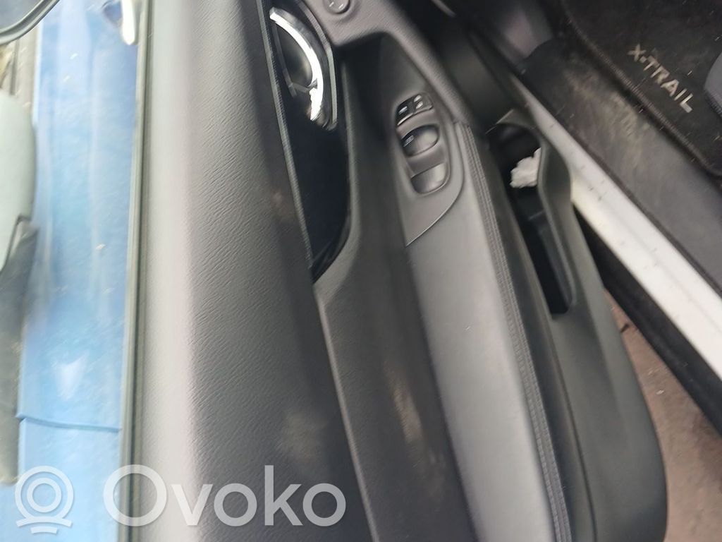 Nissan X-Trail T32 Revestimiento de puerta delantera