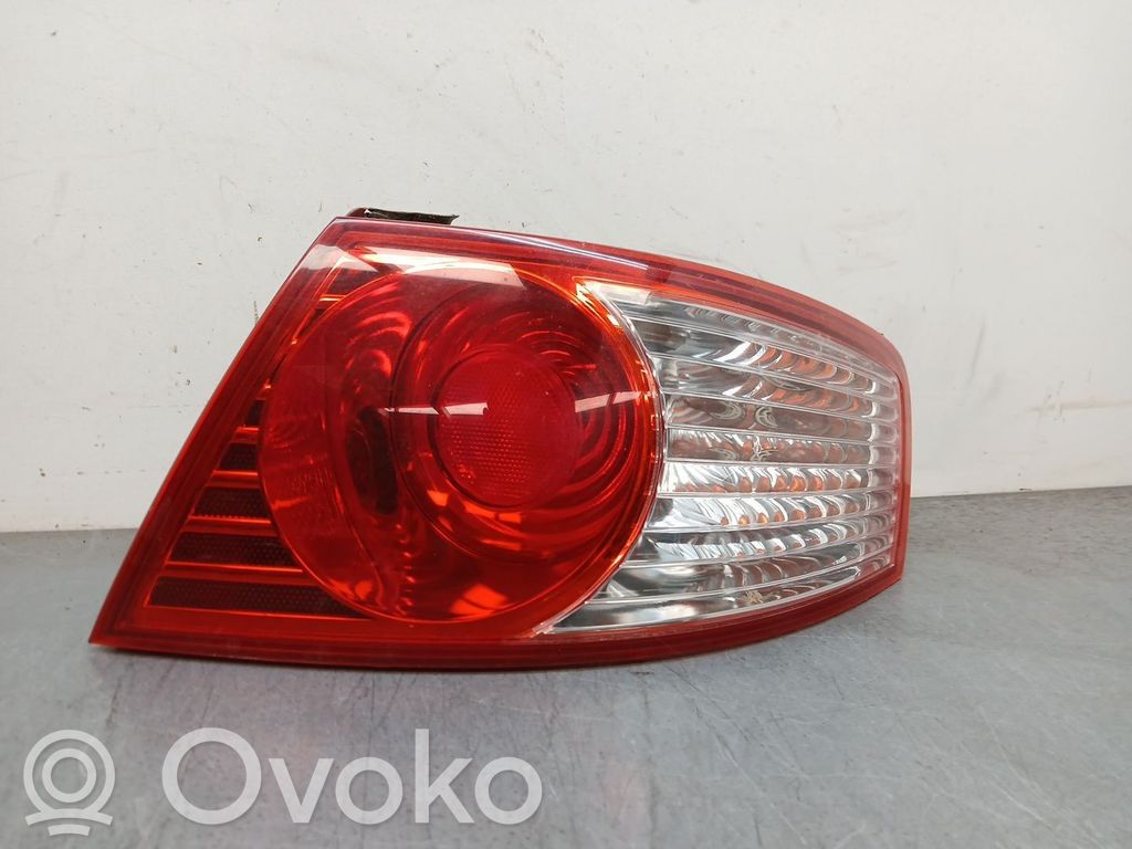KIA Opirus Aizmugurējais lukturis virsbūvē 