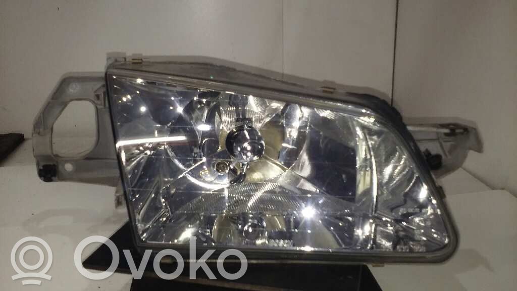 Mazda 323 F Phare frontale 