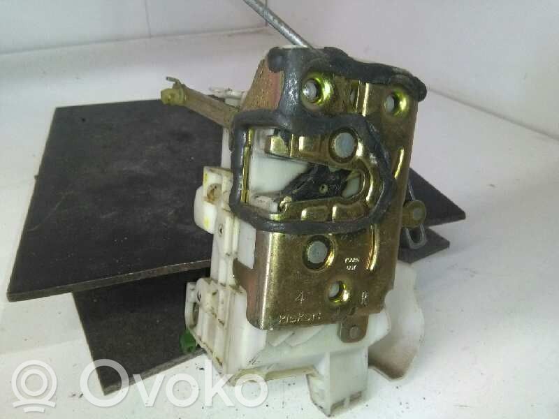 Toyota Avensis T220 Front door lock 
