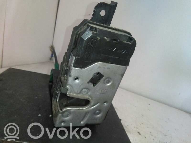 Opel Zafira B Front door lock 