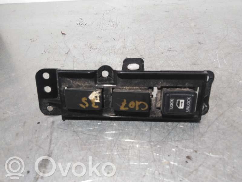 Nissan Note (E12) Windscreen/window heater switch 