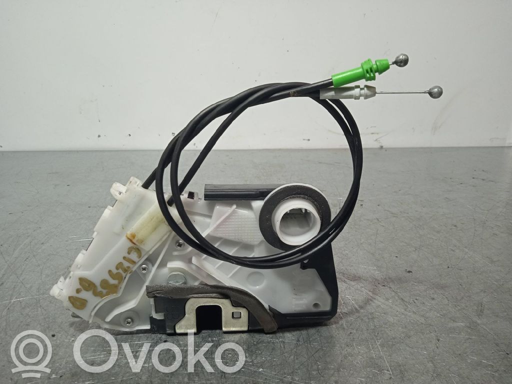 Toyota Yaris Priekšpusē slēdzene 