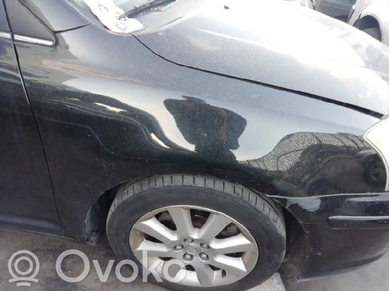 Toyota Avensis T250 Sparnas 