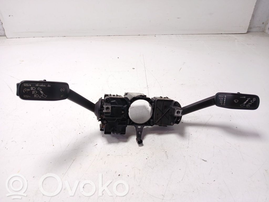 Skoda Fabia Mk4 (6VA) Interruptor de control multifunción 