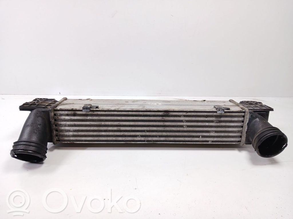BMW 3 E90 E91 Starpdzesētāja radiators 