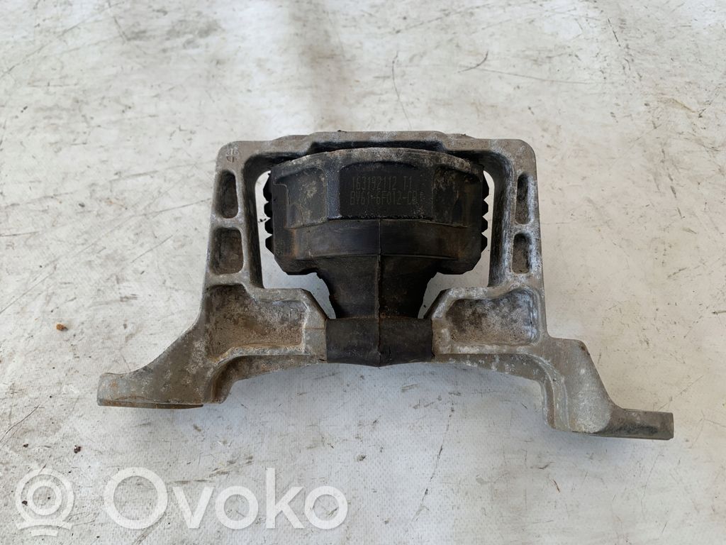 Ford Focus Engine mounting bracket 