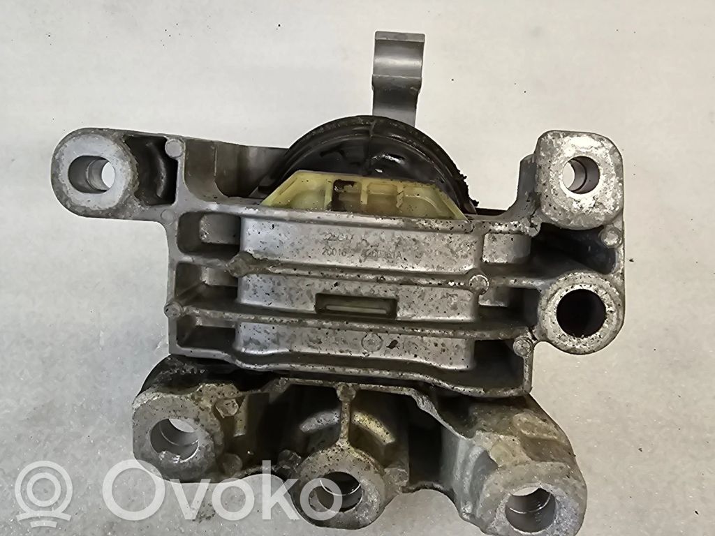 Volvo XC40 Engine mount bracket 