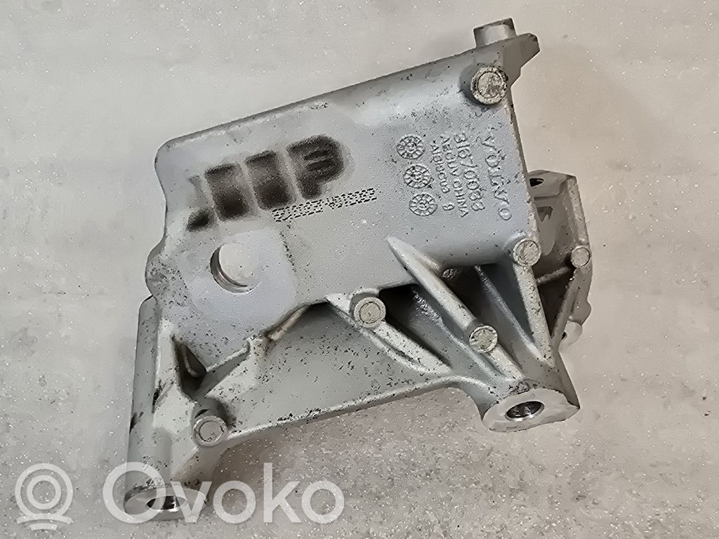 Volvo XC90 Engine mounting bracket 