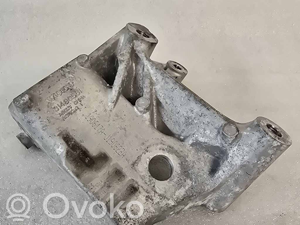 Volvo XC90 Engine mounting bracket 