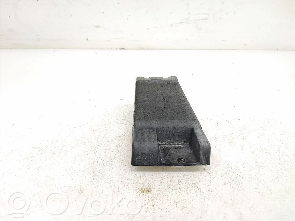 Ford Mondeo MK IV Aizmugurējā bufera montāžas kronšteins 