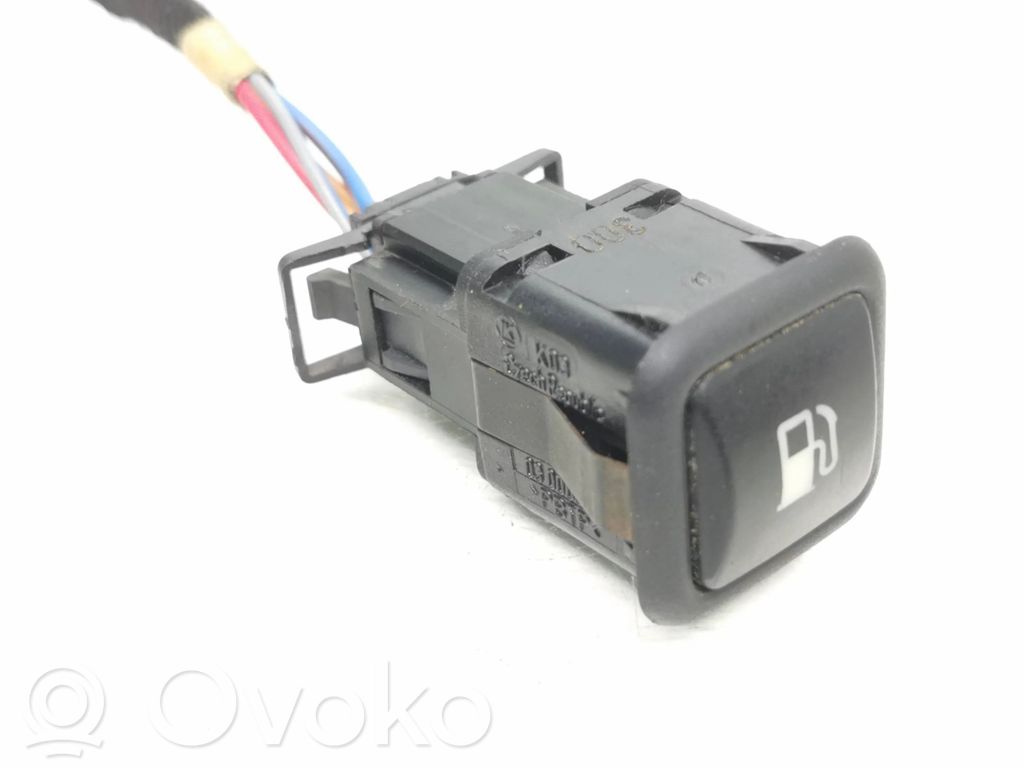 Volkswagen Golf IV Fuel tank opening switch 