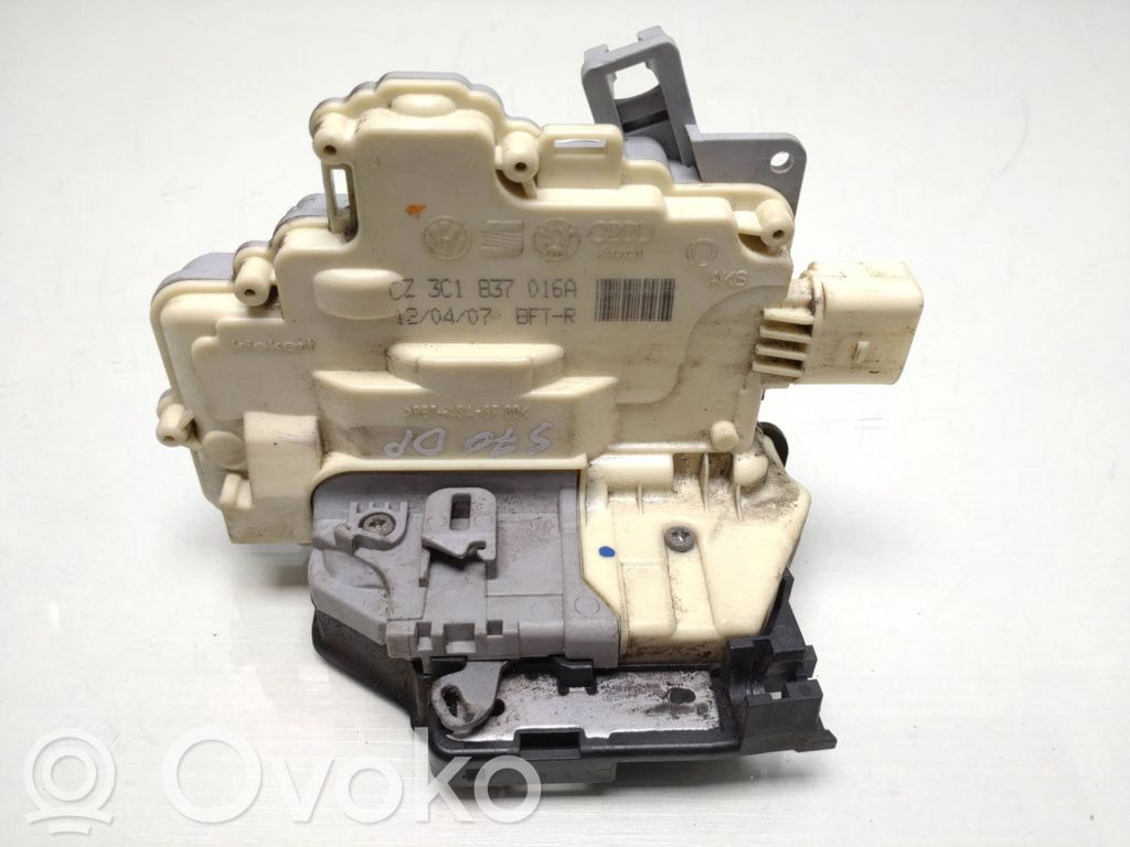 Volkswagen Tiguan Front door lock 
