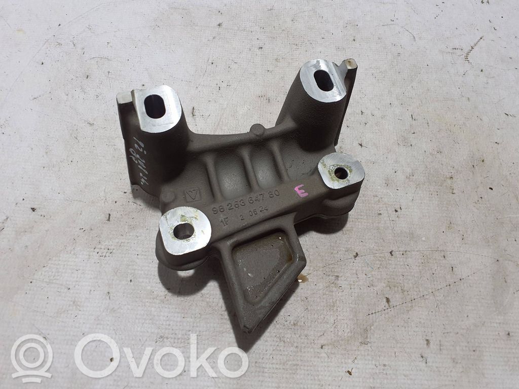Peugeot 208 II Engine mounting bracket 