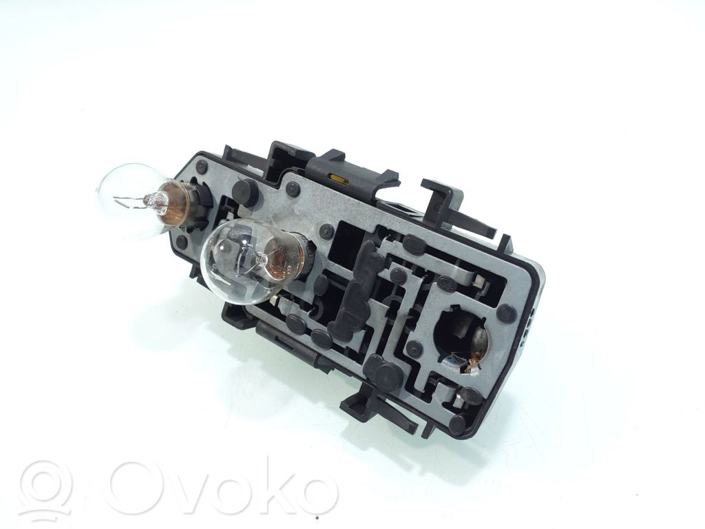 Audi A6 S6 C5 4B Takavalon polttimon suojan pidike 