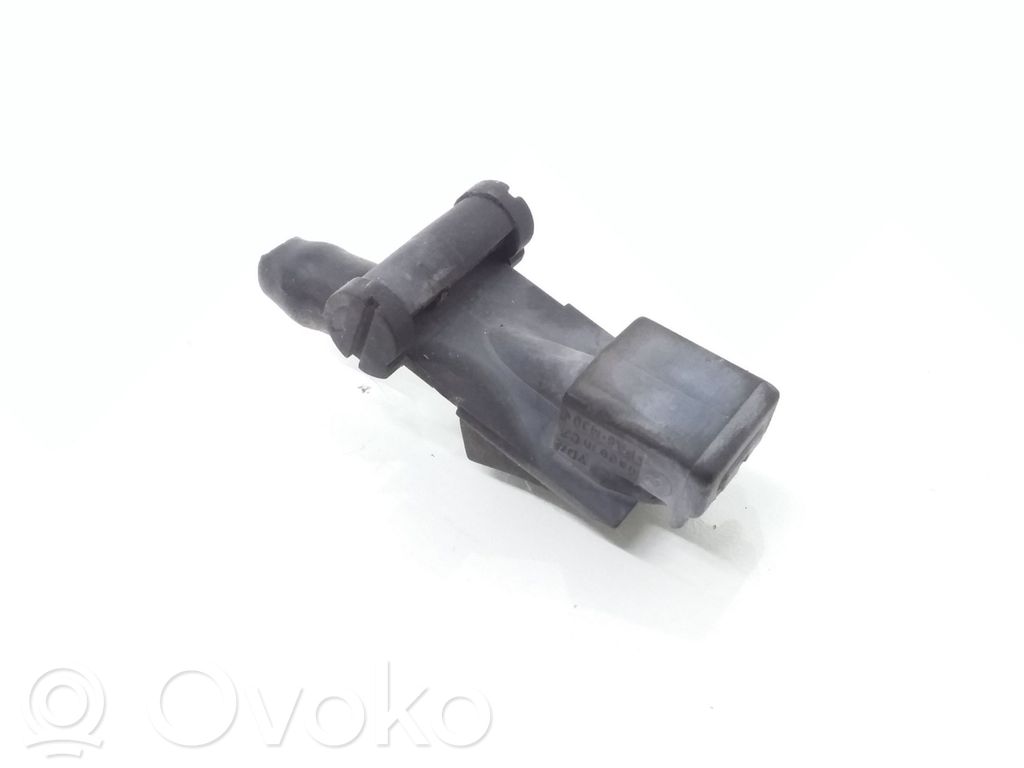 Volkswagen PASSAT B5 Windshield washer spray nozzle 