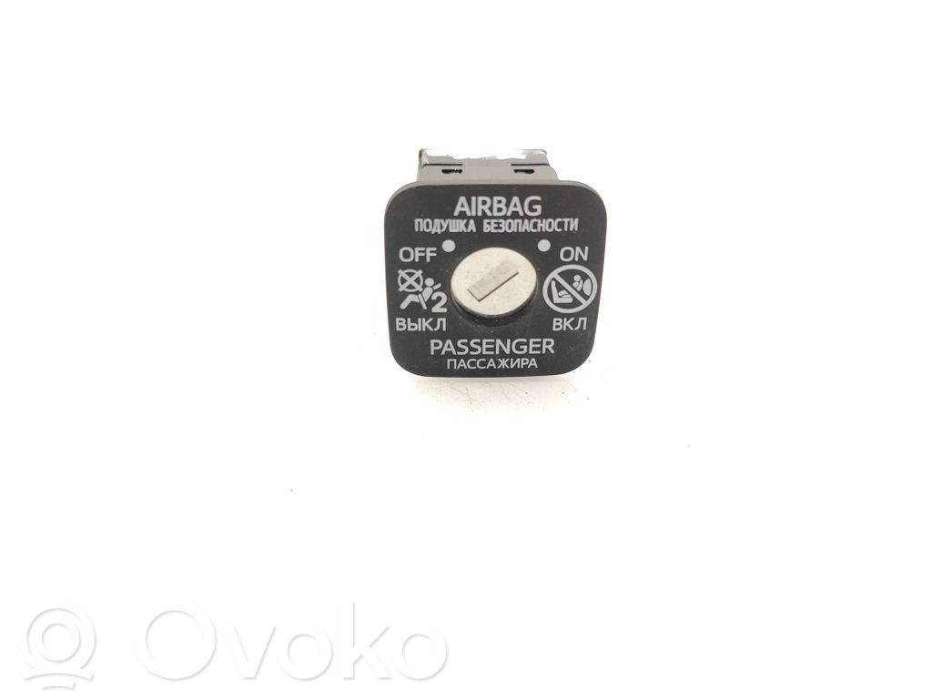 Toyota Yaris Passenger airbag on/off switch 