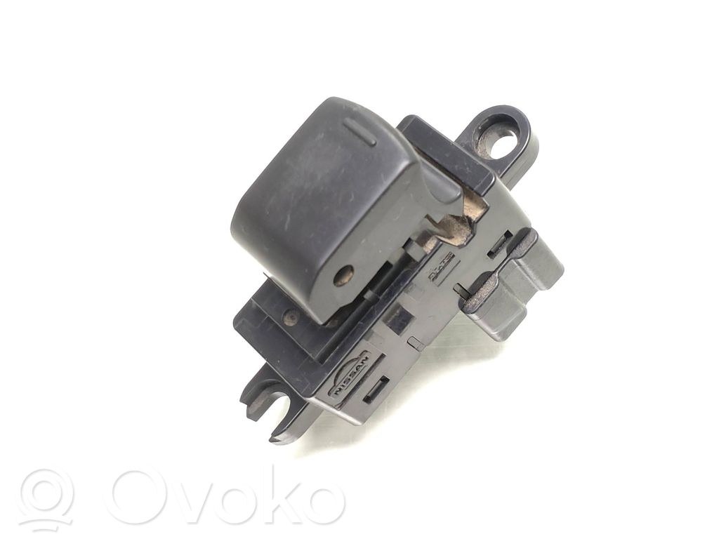 Nissan Navara D40 Electric window control switch 