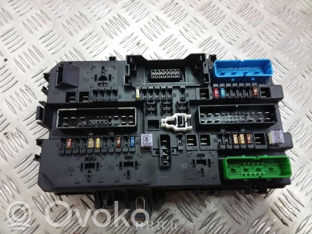 Opel Astra H Fuse module 