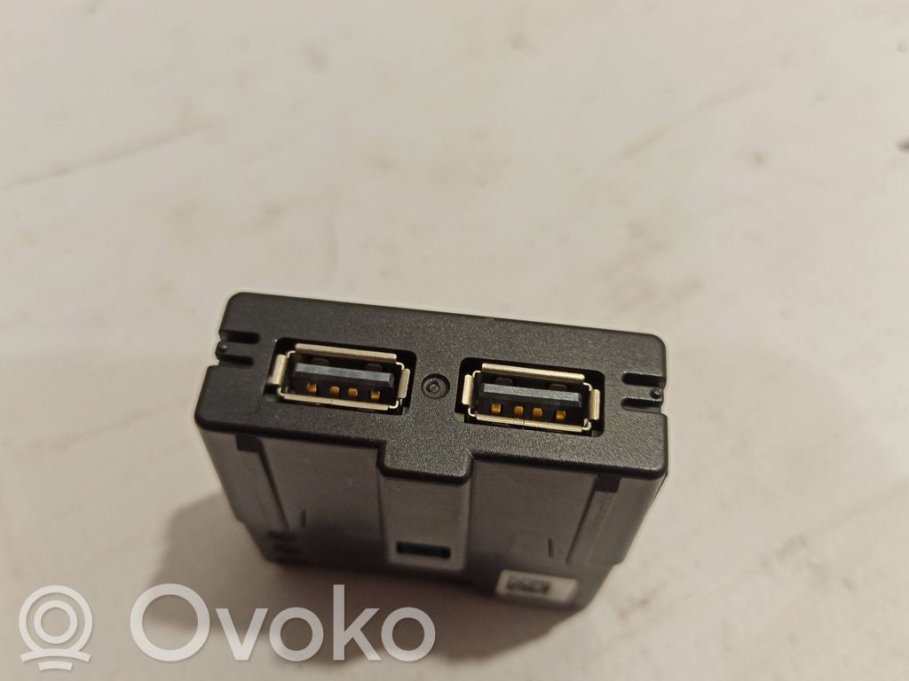 Skoda Fabia Mk3 (NJ) USB-pistokeliitin 