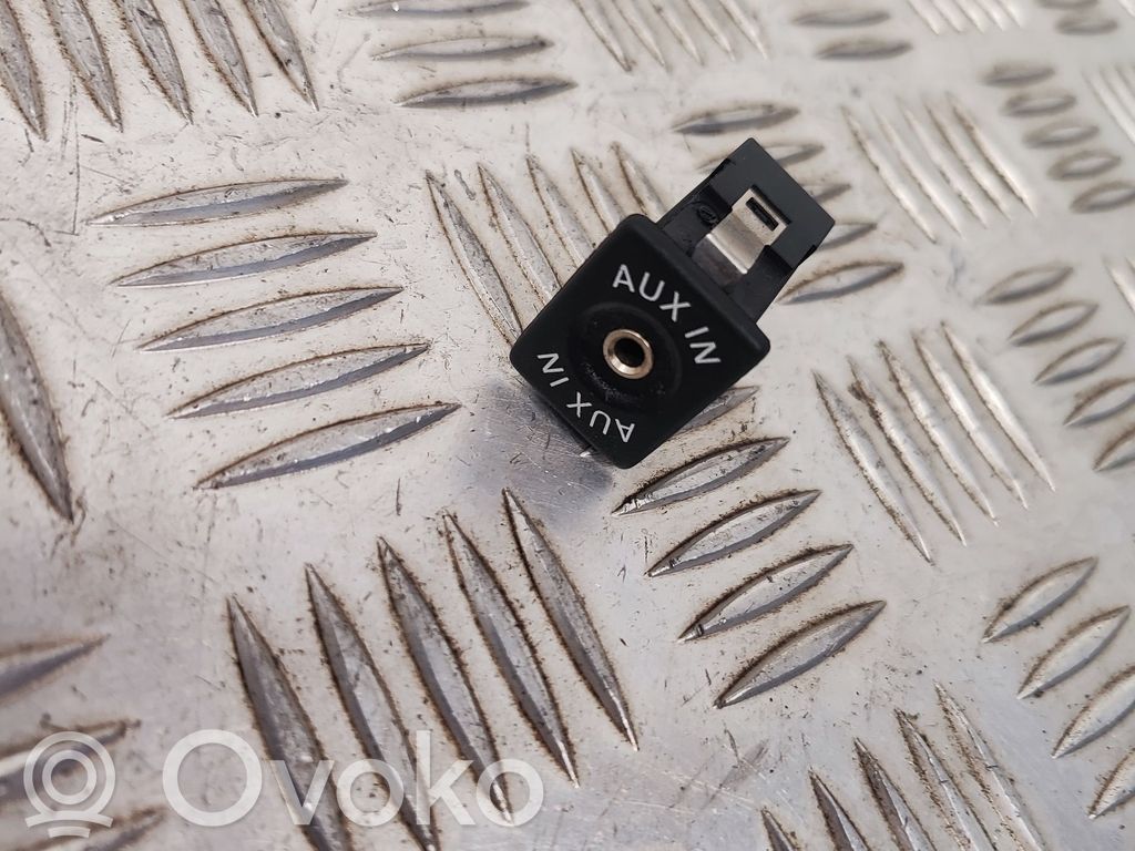 Volkswagen Touran II AUX in-socket connector 