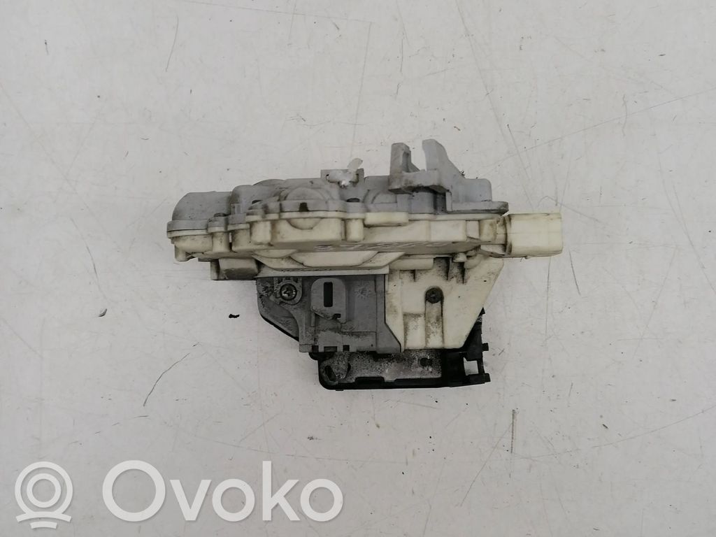 Volkswagen PASSAT B6 Front door lock 