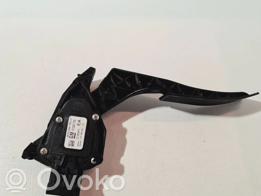 Opel Astra J Accelerator throttle pedal 