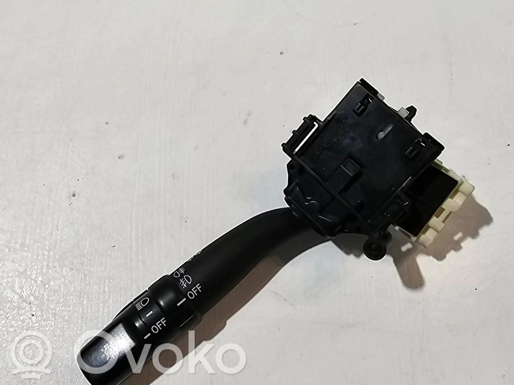 Toyota Corolla Verso AR10 Pagrieziena signālu / lukturu sviria 