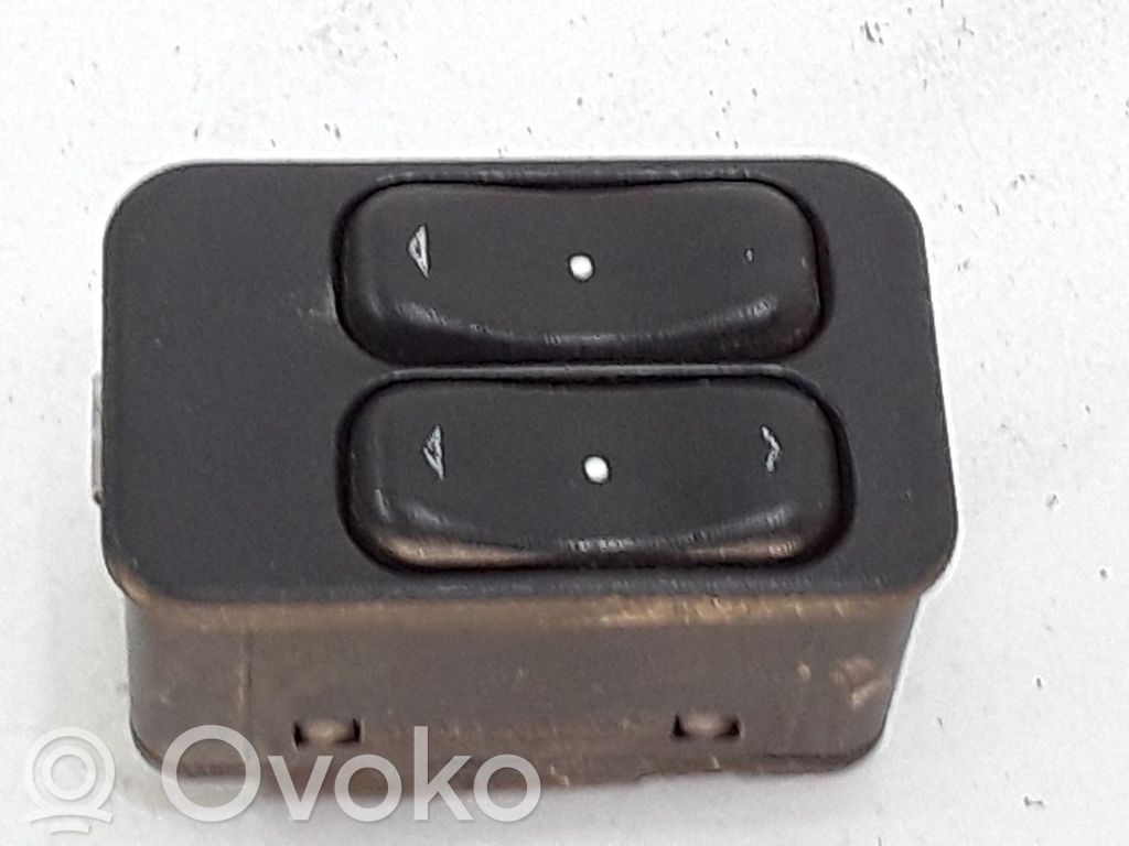 Opel Meriva A Electric window control switch 