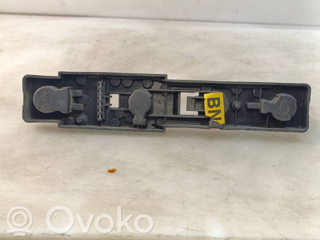 Opel Omega B2 Takavalon polttimon suojan pidike 