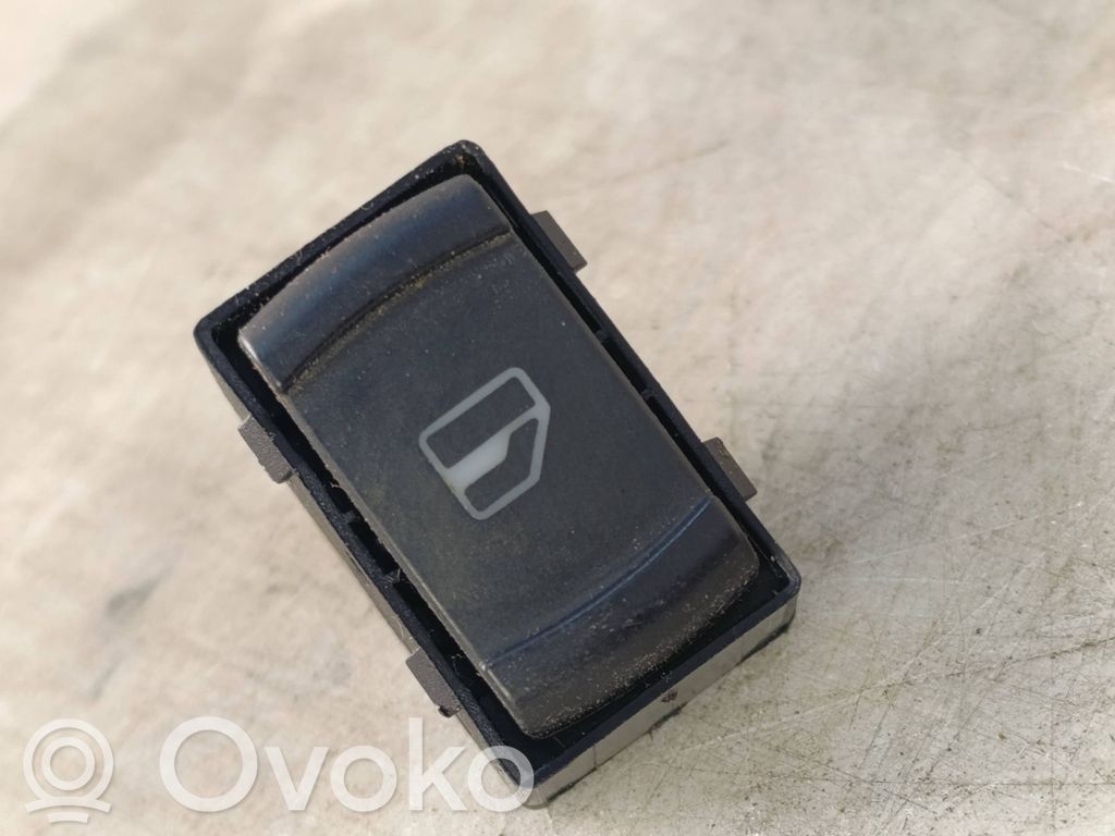 Volkswagen PASSAT B5.5 Electric window control switch 