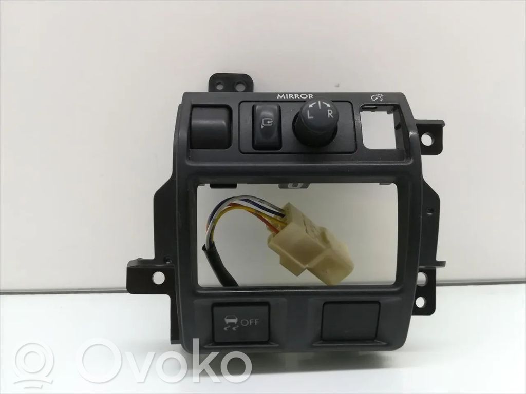 Subaru Outback Sivupeilin kytkin 