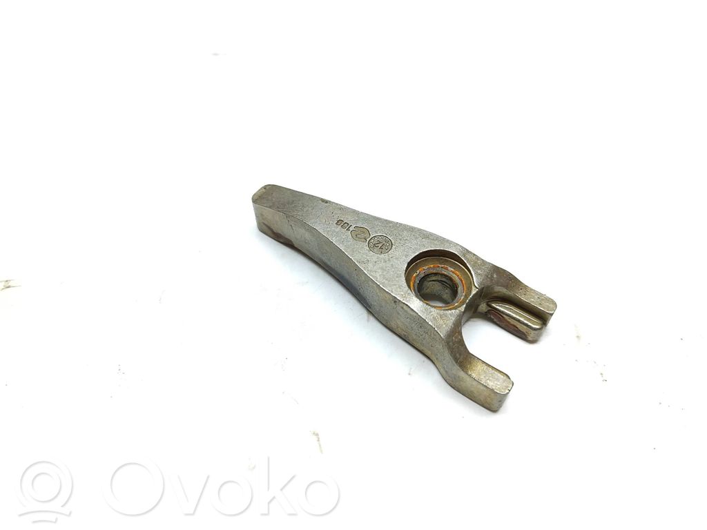 Abrazadera del inyector de combustible   3099